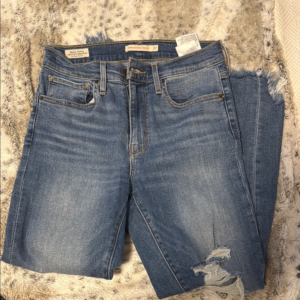 Blue Skinny Levi’s cropped Jeans with Distressed Details